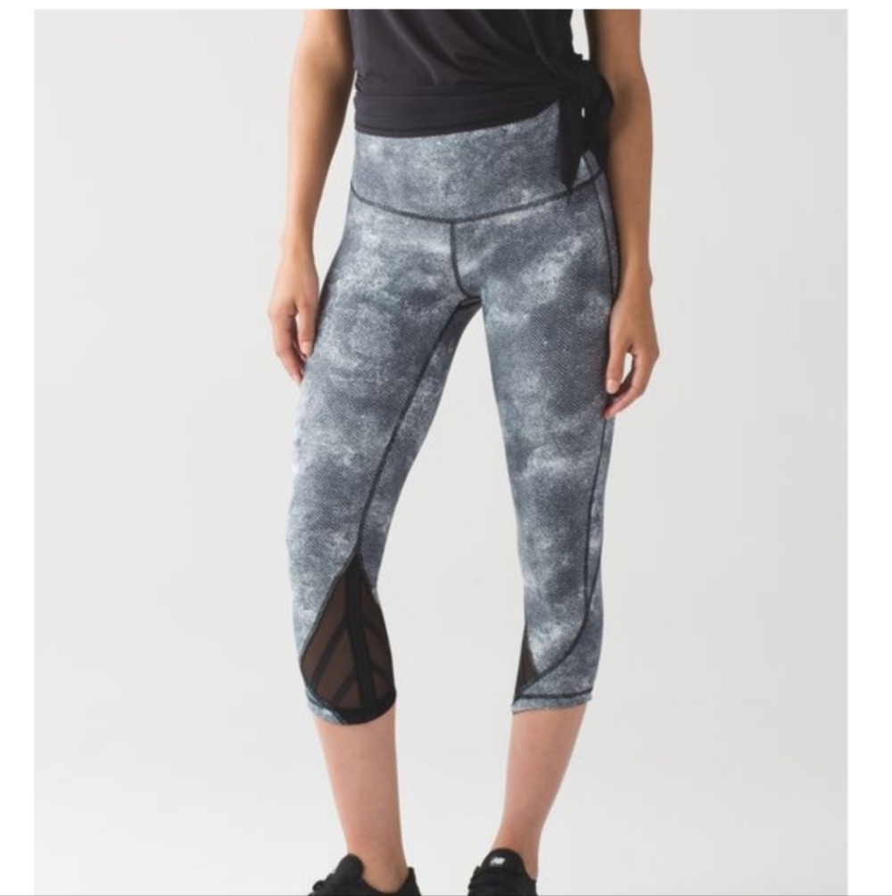 Lululemon Essential Rhythm Crop Diffusion Black White